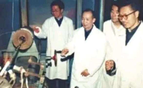 跨時(shí)代的飛躍：中國第1根光纖，是在一臺(tái)破舊機(jī)床上完成的